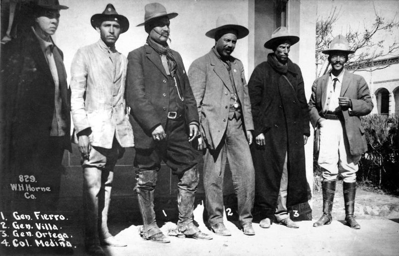 General Pancho Villa (o terceiro da dir. para a esq.) junto a outros rebeldes revolucionários: homem que apoiou Francisco Madero no combate contra a ditadura de Porfirio Díaz | Wikimedia Commons