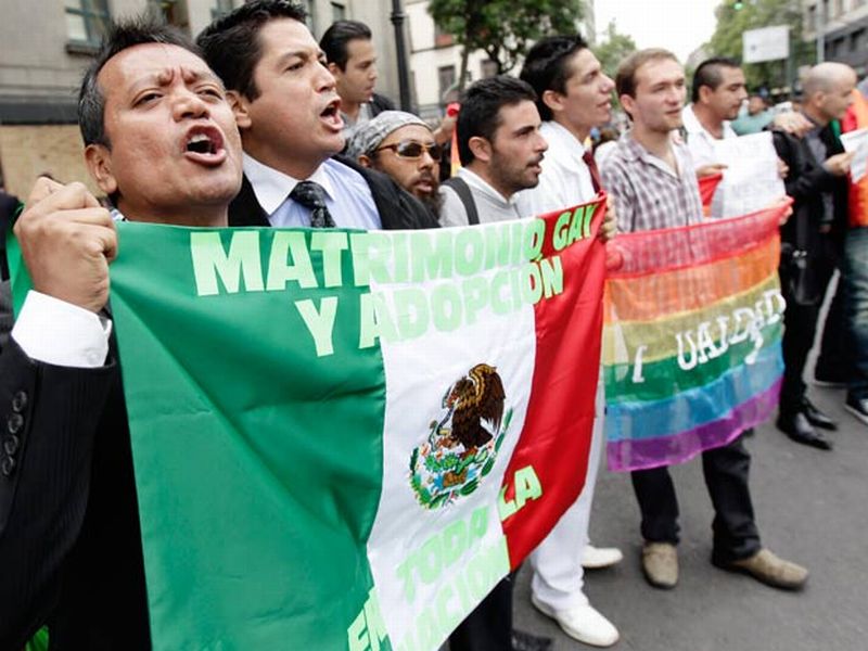 Manifestantes comemoram decisão da Justiça mexicana que permite adoção por casais homossexuais | Reuters