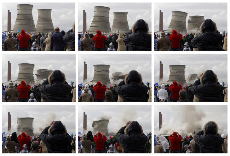 Sequência de imagens mostra a implosão da torre | Mike Hutchings/Reuters