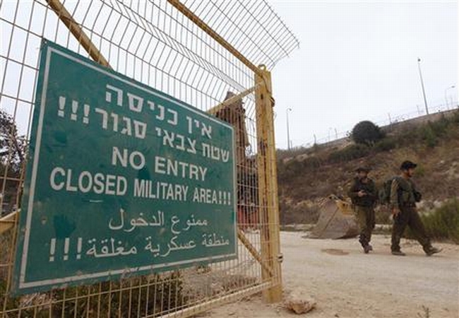 Soldados israelenses caminham próximo à fronteira com o Líbano. Uma força da ONU disse nesta quarta-feira que soldados israelenses estavam operando dentro de Israel no início do confronto na fronteira com o Líbano, na véspera | REUTERS/Baz Ratner