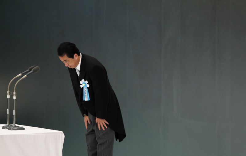 O premier do Japão Naoto Kan faz reverência em cerimônia no Budokan Hall | Toru Hanai/ Reuters