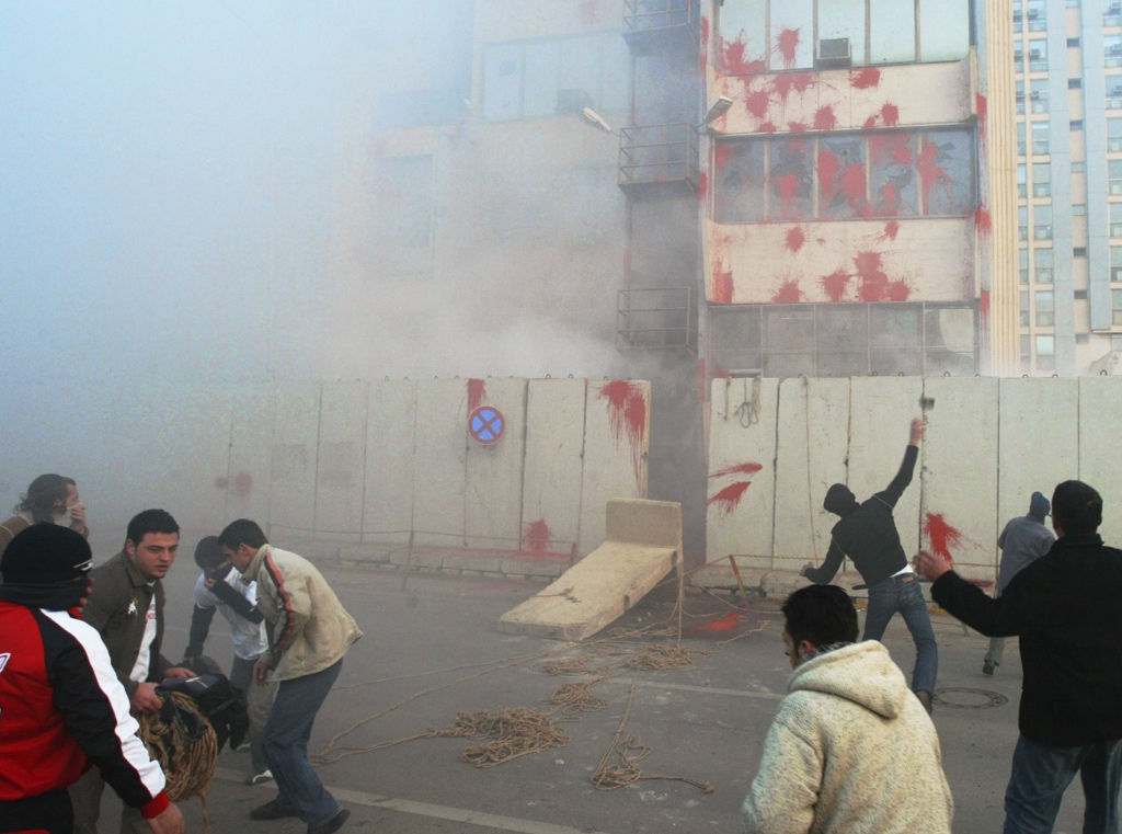 Manifestantes kosovares jogam tinta na missão da ONU em Pristina, em 2006: separação conflituosa | Hazir Reka/Reuters