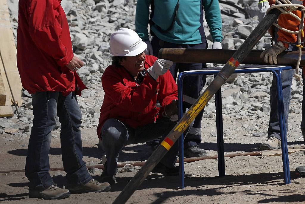 Ministro da Mineração do Chile, Laurence Golborne, verifica a sonda usada para enviar suprimentos aos mineiros | Reuters