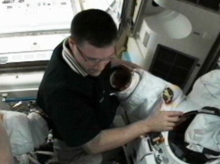 Astronauta Doug Wheelock prepara roupa espacial para segunda caminhada na ISS | Nasa TV)