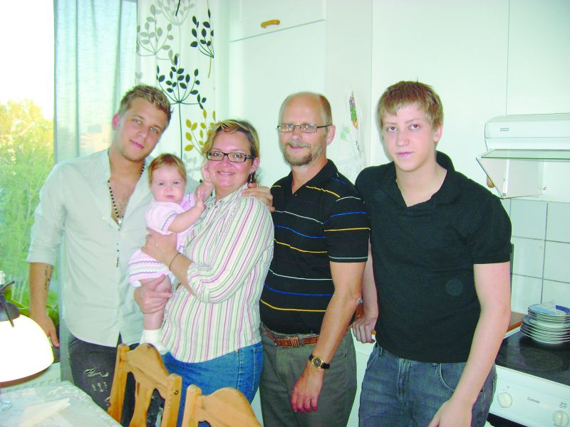 Cidinha com a filha Isabella, o marido Paulo e os filhos Jonathan ( à esquerda) e Leonardo | Arquivo pessoal