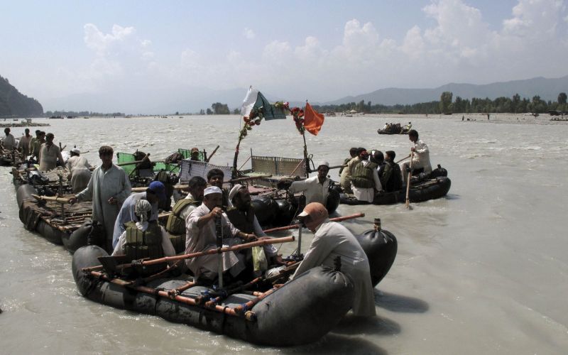 Moradores são transportados em barcos antes usados para pesca | Hazart Ali Bacha/Reuters