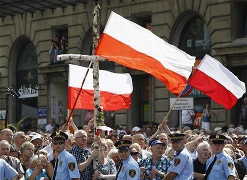 Simpatizantes do presidente polonês Lech Kaczynski com bandeiras do país em frente ao palácio presidencia em Varsóvia | REUTERS