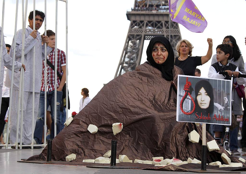 Manifestantes se reúnem em Paris em apoio à iraniana condenada à morte por apedrejamento | Reuters