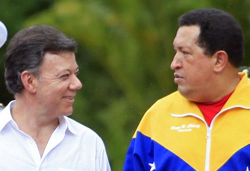 Santos (à esquerda) e Chávez: primeira semana de governo do colombiano foi marcada por reconciliação com venezuelano | Jose Miguel Gomez/Reuters