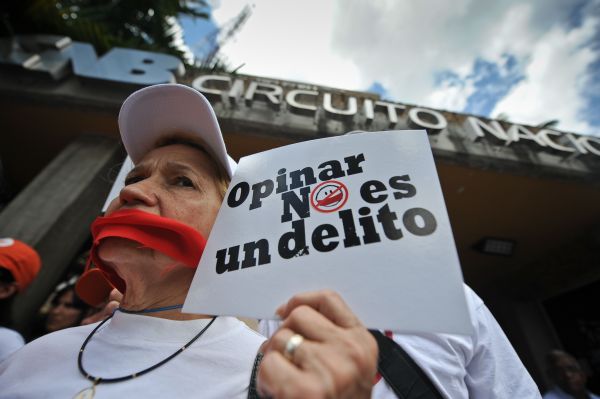 Jornalista venezuelana protesta
em Caracas: Opinar não é crime | Miguel Gutierrez/AFP