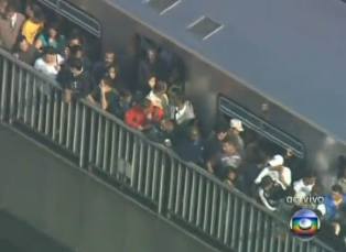 Os passageiros desceram dos trens e começaram a andar nas vias | Reprodução / TV Globo