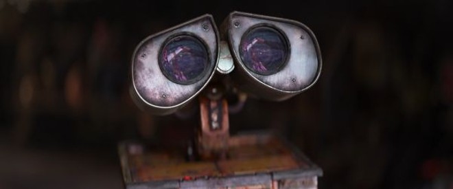 Um robô muito humano -Ao abordar problemas ligados ao meio ambiente, mostrando um futuro em que a Terra se tornou inabitável, a animação Wall-E consegue ser mais contundente do que Avatar, para citar outro grande filme (