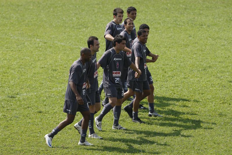 Jogadores do Paraná durante treinamento na Vila Capanema: se não começar a ganhar, time vai ficar muito longe do G4 | Valterci Santos/Gazeta do Povo