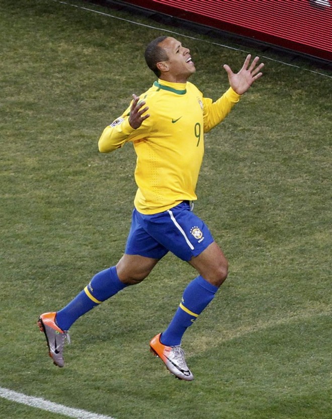 Luís Fabiano agradece depois de marcar gol; titular da Seleção na Copa está insatisfeito com a reserva no Sevilla | Kim Kyung-Hoon / Reuters