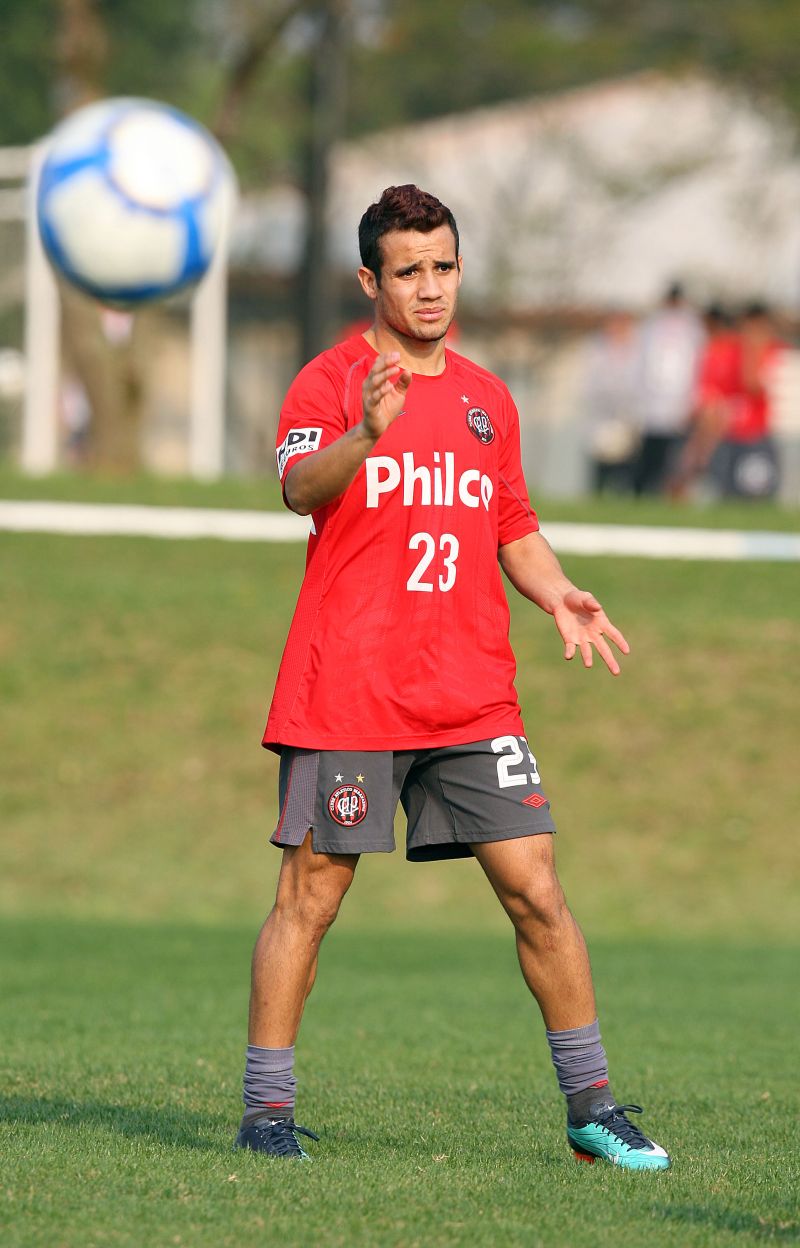 Maikon Leite tem garimpado espaço no time titular de Carpegiani | Hedeson Alves / Gazeta do Povo