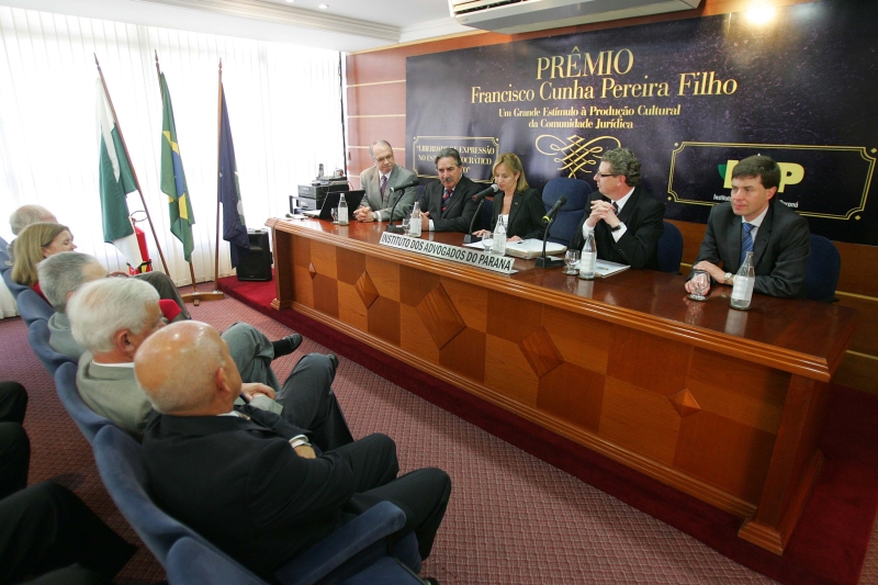 Da esquerda para a direita: Luiz Edson Fachin (comissão julgadora), José Lucio Glomb (presidente da OAB-PR), Rogéria Dotti (presidente do IAP), Clèmerson Clève (comissão julgadora) e Guilherme Cunha Pereira (vice-presidente da RPC) | Ivonaldo Alexandre/Gazeta do Povo