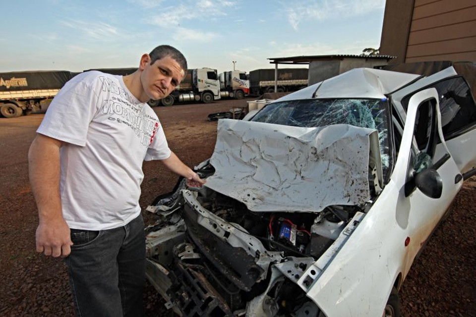 Rafael Bertaioli mostra o que sobrou de seu carro depois de um acidente na BR-277: duplicação da rodovia  não tem prazo para sair do papel | Albari Rosa / Gazeta do Povo