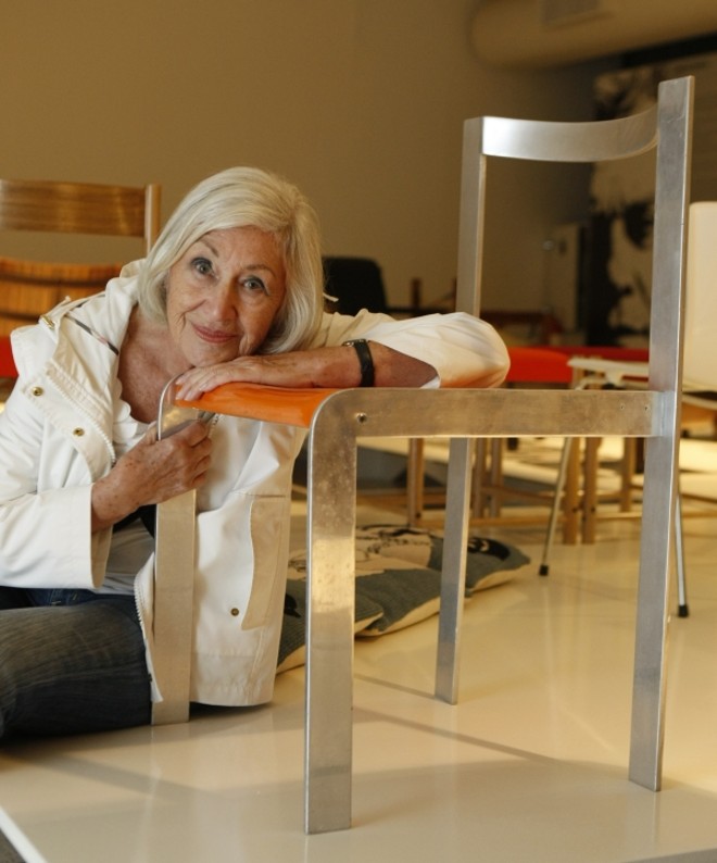 Geórgia Hauner com a cadeira feita pelo marido, Ernesto Hauner, nos anos de 1960. A peça retrata a simplicidade e funcionalidade buscadas por Ernesto |