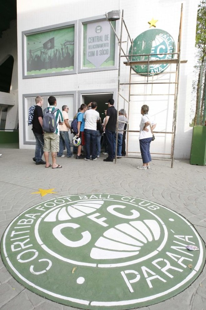 Movimentação de torcedores no espaço sócio-torcedor do Coritiba: volta para casa aquece a venda do pacote | Daniel Castellano / Gazeta do Povo