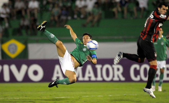 Renan tenta finalizar de voleio: Atlético teve dificuldades de marcar na primeira etapa | 