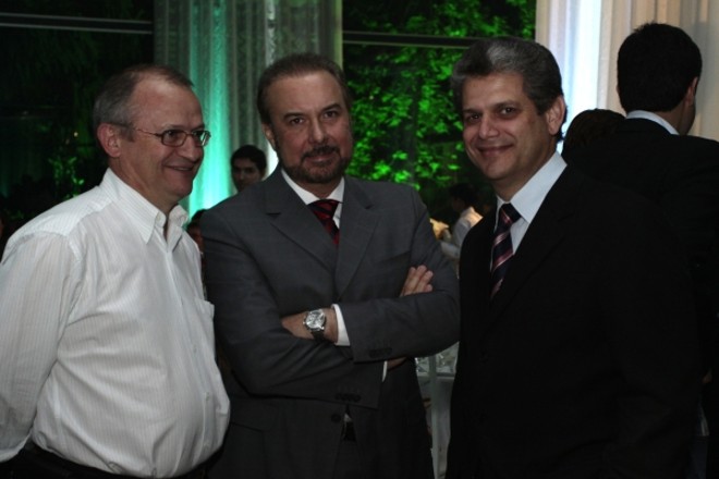 Paulo Meneghetti (à esq.), coordenador da Fiep em Maringá, Adilson Santos (ao centro), presidente da Associação Comercial e Empresarial de Maringá, e o prefeito Sílvio Barros prestigiaram o lançamento do site Gazeta Maringá, realizado pela Rede Paranaense de Comunicação nesta terça-feira no Espaço Giardino |