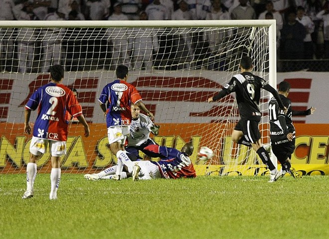 Reis (11) deixa Diogo (5) no chão e faz o primeiro gol da Ponte Preta |