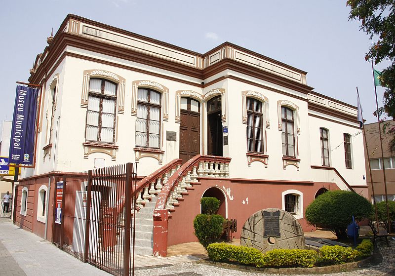 Fachada do prédio de 1910 que abriga o Museu Municipal Atílio Rocco, em São José dos Pinhais. O espaço leva o nome de um benfeitor da cidade | Fotos: Hugo Harada/Gazeta do Povo