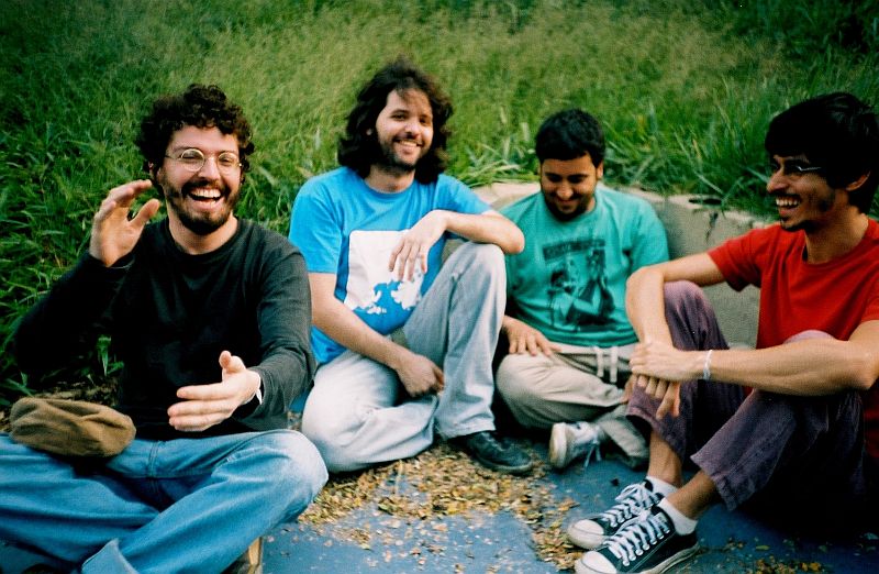 Da esquerda para a direita: Marcelo Callado, Gabriel Bubu, Gustavo Benjão e Ricardo Dias Gomes. Quarteto se conhece há anos, mas só agora lança disco de músicas próprias. Trabalhos em projetos distintos, com Caetano Veloso e Los Hermanos, adiou début do grupo | Caroline Bittencour/ Divulgação
