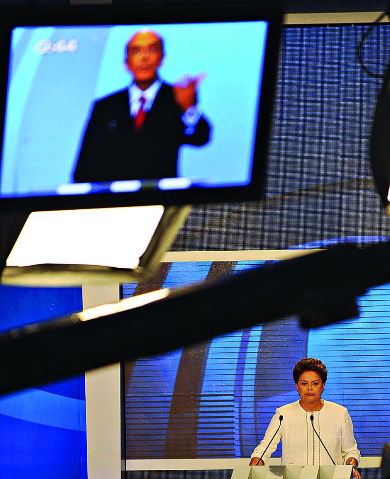 Dilma e Serra evitaram o conflito direto no início do debate | Vanderlei Almeida/AFP