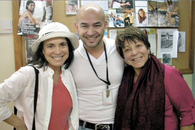 PROFISSIONAL DE SUCESSO -O experiente profissional Beto Bravo, hair stylist e maquiador do Torriton Taunay, foi um dos convidados para fazer a caracterização do elenco da nova novela da Rede Globo, Araguaia. Na foto, o profissional é ladeado pela supervisora de caracterização da emissora, Marlene Moura e pela atriz Regina Duarte, em recente visita ao Projac | 