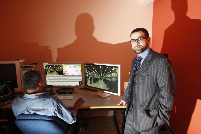 Gustavo Duarte trabalha em uma produtora e dá cursos de produção em tevê para estudantes e professores da área de comunicação | Marcelo Elias / Gazeta do Povo