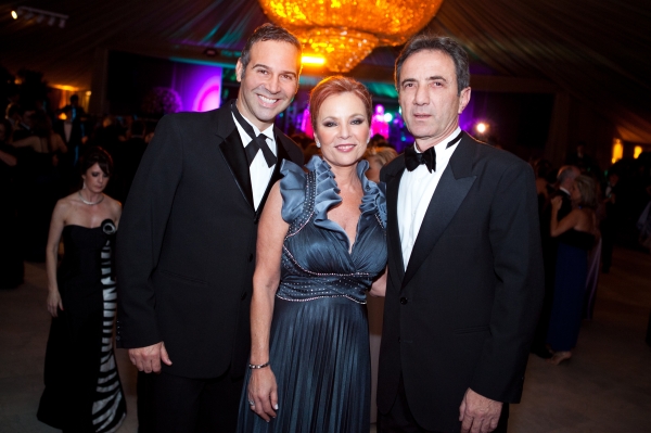 O party designer Marcos Soares (à esq.) com o casal Ninon e Heitor Dantas Filho no elegante Baile de Debutantes do Clube Curitibano, realizado no último sábado. O evento foi o último da gestão de Dantas. Marcos modificou todo o Salão Azul para receber os sócios e as famílias das 57 jovens | Kobiyama Photo&Video Digital