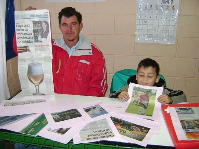 Os alunos Mateus Freitas, da Educação de Jovens e Adultos, e Gustavo de Araújo, da educação infantil, aprendem juntos e se alfabetizam com a Gazeta do Povo | Divulgação