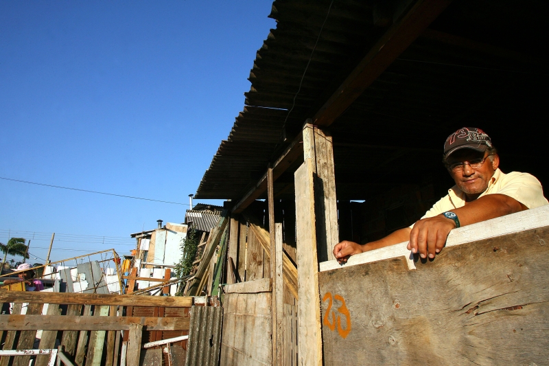O operário Antônio Francisco dos Santos, da casa 23 da Sociedade Barracão, quer dar adeus à vida informal. É dos poucos do grupo a se dizer de malas prontas para o Ganchinho | Hedeson Alves/Gazeta do Povo