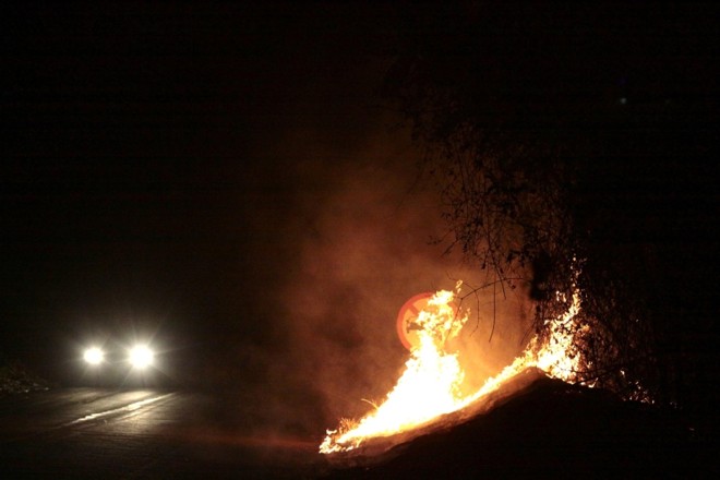 Fogo na beira da estrada em Santa Isabel do Ivaí: perigo de acidentes é alto. Na PR-444, entre Mandaguari e Arapongas, a fumaça causou interdição da pista e um acidente entre uma carreta e um carro | Ivan Amorim/Gazeta do Povo