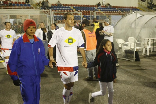 O Paraná entrou em campo para enfrentar o Duque de Caxias, na terça-feira, com a camisa da campanha voto consciente | Pedro Serapio/ Gazeta do Povo