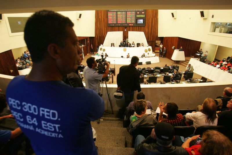 Policiais lotaram as galerias da Assembleia na sessão que aprovou a mudança nos salários | Ivonaldo Alexandre/Gazeta do Povo