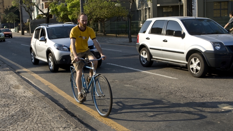 O artista plástico Fernando Rosembaum pedala 15 quilômetros todos os dias para ir trabalhar | Antonio Costa/Gazeta do Povo