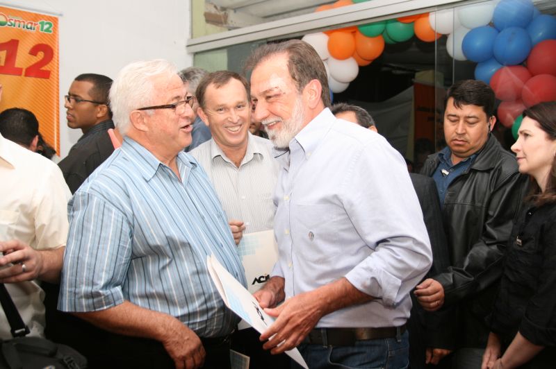 O acidente fez com que o candidato usasse um curativo no rosto, durante evento de campanha | Antonio Roberto / Ilustrado