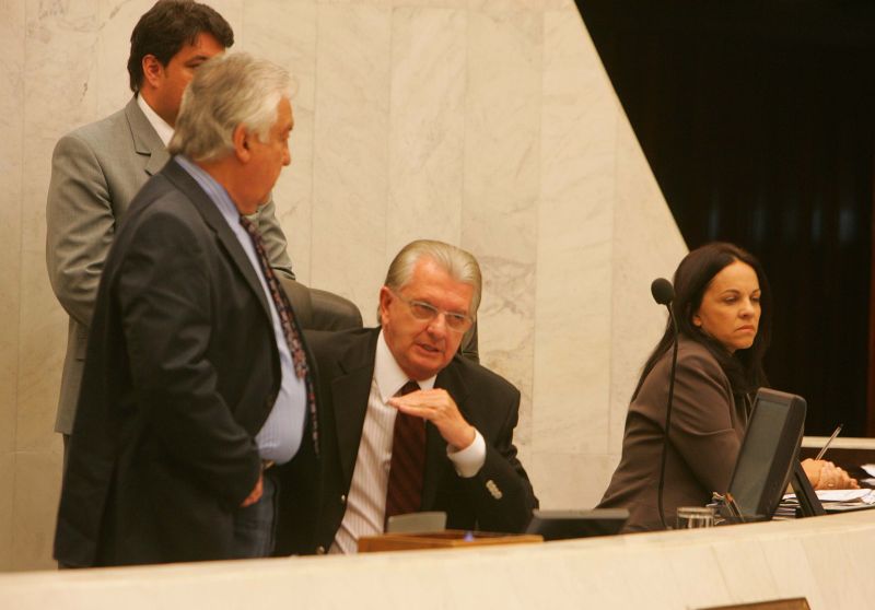 Nelson Justus (ao centro), na mesa do plenário da Assembleia: maioria dos deputados evita comentar as denúncias | Ivonaldo Alexandre / Gazeta do Povo