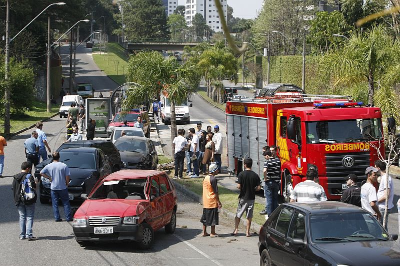 Biarticulado desgovernado atingiu cinco carros que estavam estacionados no bairro Mossunguê | Marcelo Elias / Agência de Notícias Gazeta do Povo
