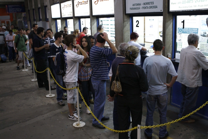 Mais de 50 mil viajantes devem passar pela Rodoferroviária de Curitiba até amanhã. Ao todo, 1.340 ônibus sairão de lá | Antonio Costa/Gazeta do Povo