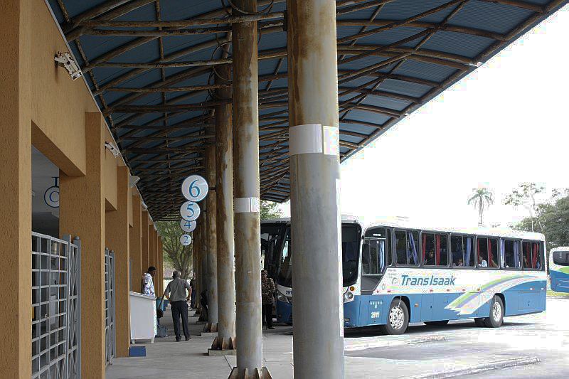 Estrutura de ferro da rodoviária de Matinhos está enferrujada e paredes têm infiltrações | Bianca Marchini/Gazeta do Povo