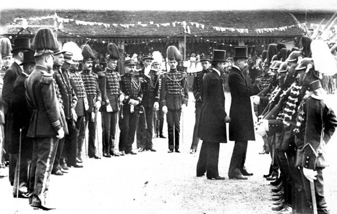 O presidente Carlos Cavalcanti de Albuquerque condecorando os sobreviventes da Batalha do Irany, em 19 de dezembro de 1915 | 