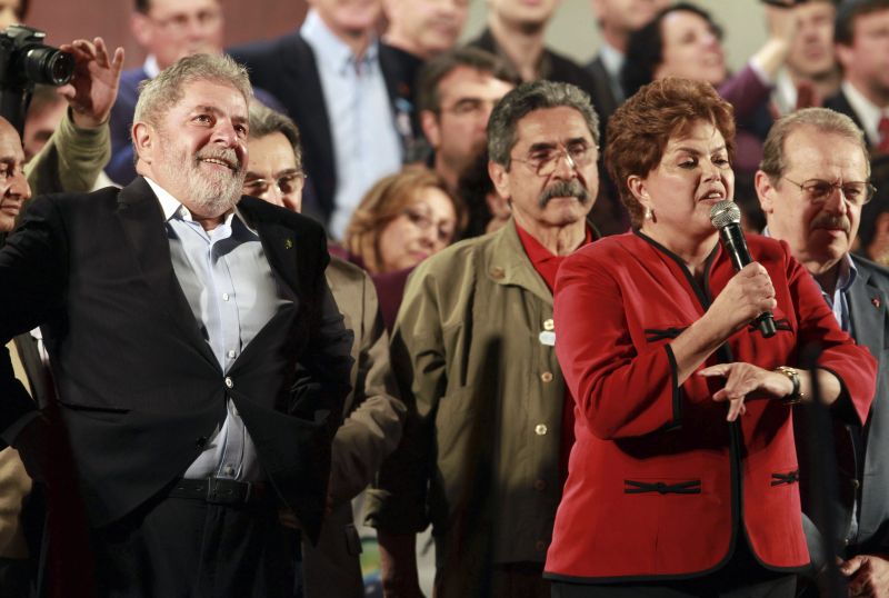 Lula e Dilma participam de comício em Porto Alegre | Edison Vara / Reuters