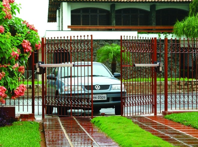 Portão pivotante, da PPA: esse modelo exige grandes espaços para abertura |