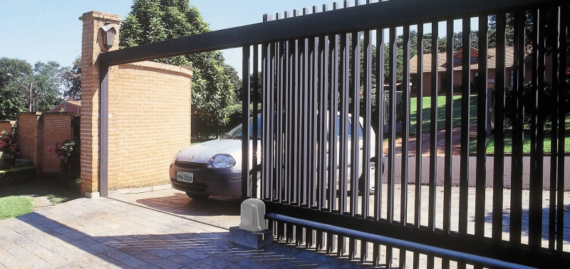 A praticidade e o baixo custo de automatização fazem do sistema deslizante o modelo de portão preferido em residências. Na foto, modelo da PPA | PPA/Divulgação