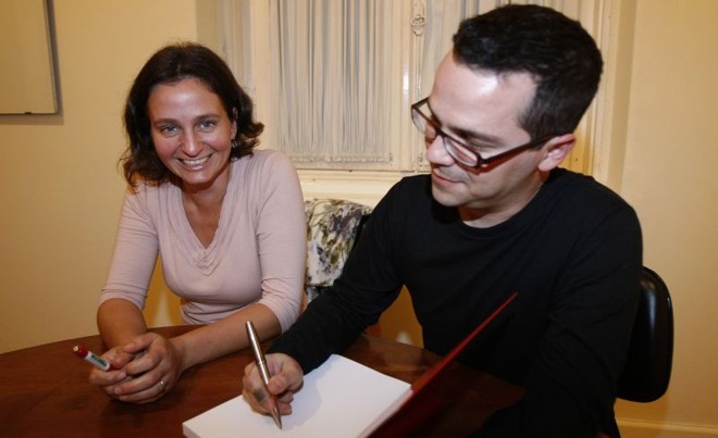 Daniela Vicentini e Fernando Burjato autografam o livro que comenta obras brasileiras dos acervos de arte de Curitiba | 