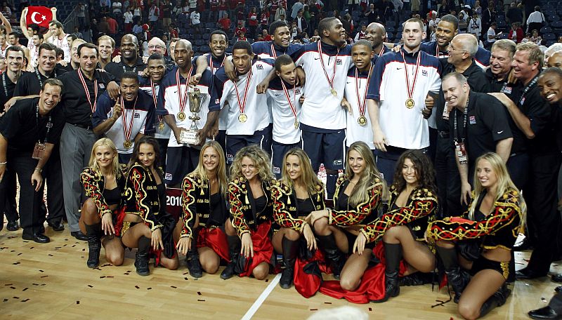 Campeões mundiais posam com medalhas junto com dançarinas russas que animaram intervalos do Mundial de Basquete | Jeff Haynes / Reuters