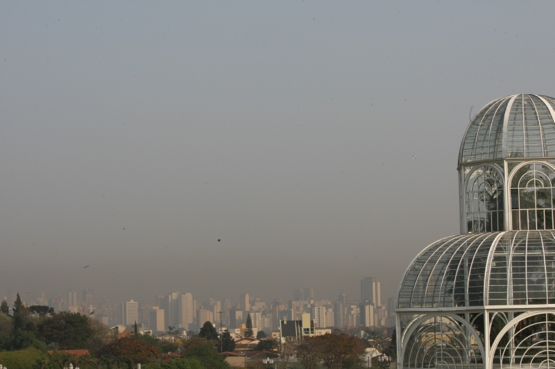 Em dias secos, a poluição que paira sobre a região de Curitiba fica mais evidente. A baixa qualidade do ar acende alertas | Aniele Nascimento/Gazeta do Povo